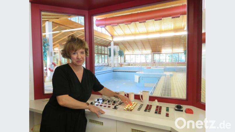 Susanne Neumann hat am Schaltpult für die Beleuchtung immer ein wenig Angst, plötzlich das Wasser fürs Therapiebecken zu aktivieren. Bild: Ulla Britta Baumer