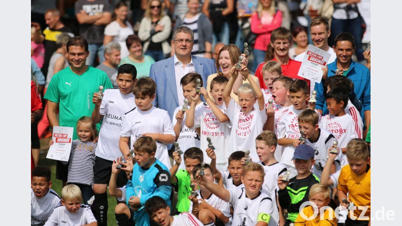 Bildmitte hinten: Markus Staufer mit Ehefrau Eva bei der Siegerehrung der E-Junioren Bild: riw