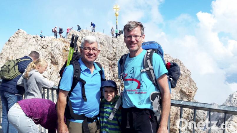 Jung-Bergsteiger Simon Scheffmann mit seinen sieben Jahren ist hier eingerahmt von Opa Helmut Spies (links) und seinem Vater Josef Scheffmann. Bild: exb