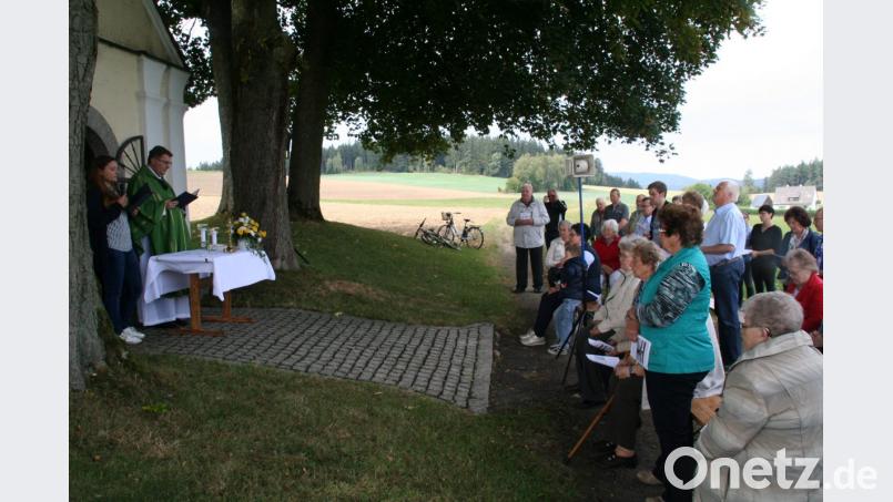 Stadtpfarrer Bernd Philipp zelebriert den Festgottesdienst an der Josefskapelle. Bild: fpoz