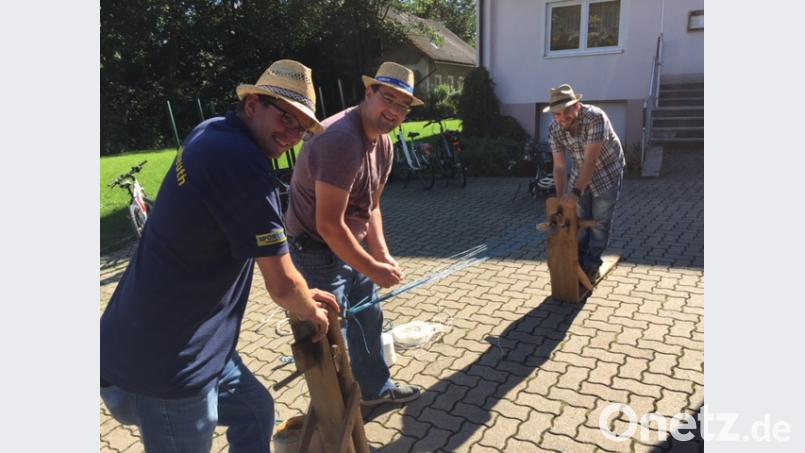 Speziallisten beim Strickedrehen beim Herbstfest. Bild: gma