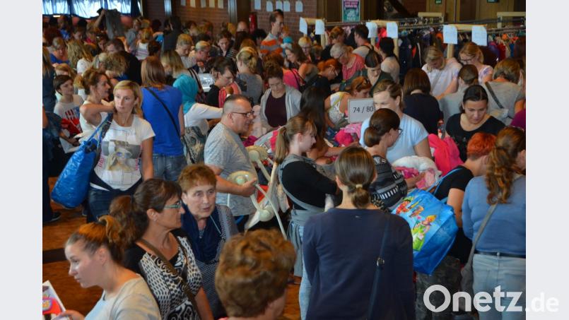 Erneut erleben die Organisatoren der &quot;Quietschenten&quot;-Krabbelgruppe einen unglaublichen Ansturm beim Basar in der Stadthalle. Betreiber gut sortierter Kaufhäuser können da nur neidisch werden. Bild: dob