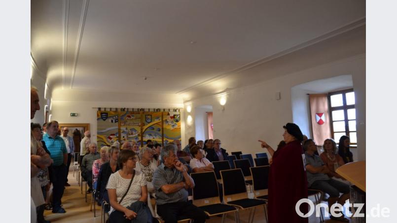 Die beiden Schlossführer Helene Rolle und der erste Vorsitzende des Fördervereins Peter Garreiss führen beim Tag des offenen Denkmals 300 Gäste durch das Schloss. Große Bewunderung findet der Gang durch den neu restaurierten historischen Festsaal. Bild: gi