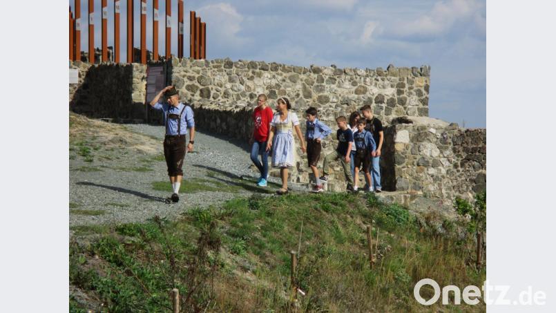 Die restaurierte Ägidius-Kapelle (Hintergrund) und der Ausblick ins Umland entschädigen für den Aufstieg zur Burgruine. Bild: hl