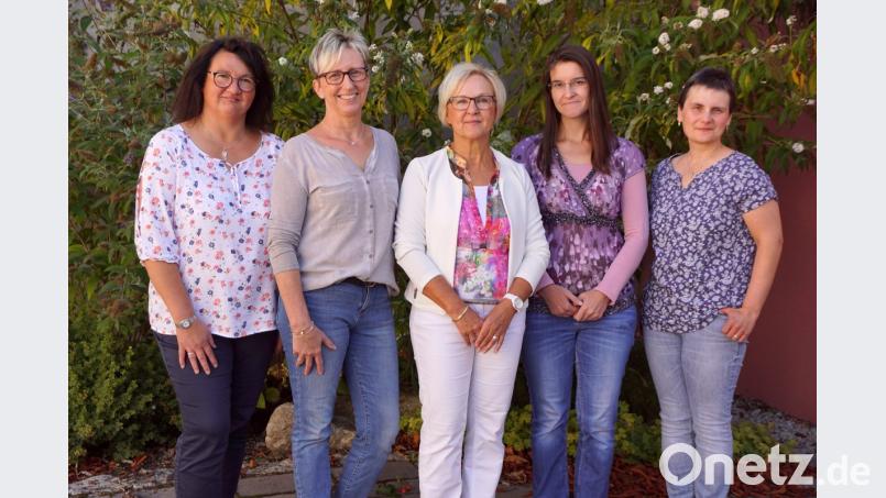 Claudia Schneider, Gabi Fraunholz (von links), Monika Heim und Christina Reißenweber (von rechts) verstärken das Kollegium der Grundschule Immenreuth, die Rektorin Gudrun Lehner (Mitte) leitet. Bild: bkr