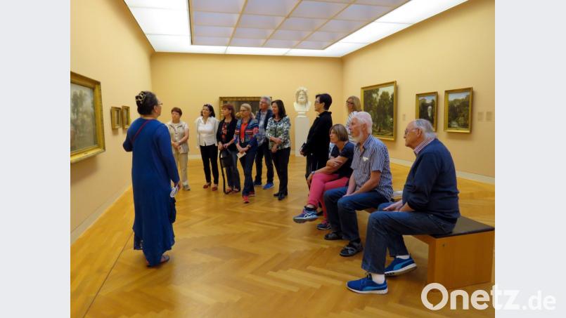 Interessiert verfolgten die Tirschenreuther Künstler die Erklärungen der Museumsführerin. Bild: ubb