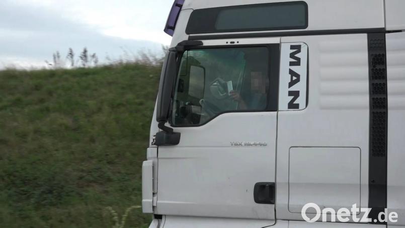 Gaffer störten die Einsatzkräfte nach einem tödlichen Unfall auf der A3. Bild: Alexander Auer