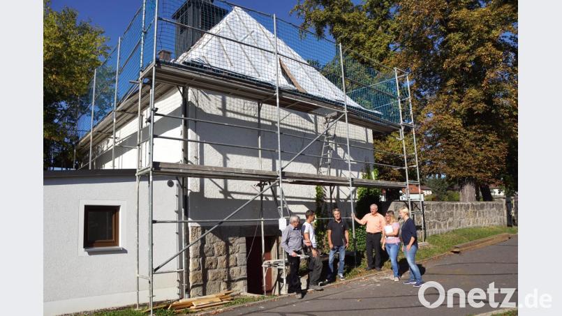 Hans und Manfred Hecht (von links) von der gleichnamigen Zimmerei aus Tirschenreuth, Rupert Kopp aus Weiden (Blitzschutzanlagen), Bürgermeister Günter Kopp sowie vom Bauamt der Gemeinde, Corinna Reinhart, und Geschäftsleiterin Kathrin König besprechen das weitere Vorgehen. Bild: bkr