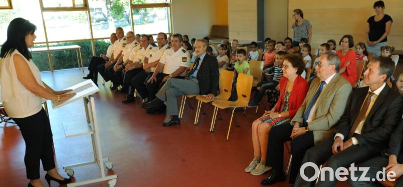Rektorin Elke Schmidt (links) gibt den Startschuss für die Aktion „Sicher zur Schule – sicher nach Hause“. Aufmerksame Beobachter sind (von rechts) Schulrat Gerald Haas, stellvertretender Landrat Hans Kummert, Bürgermeisterin Brigitte Netta, Verkehrswacht-Vorsitzender Gernot Schötz, Polizeidirektor Robert Hausmann sowie die Verkehrserzieher und Inspektionsleiter aus Auerbach und Sulzbach-Rosenberg. Bild: gf