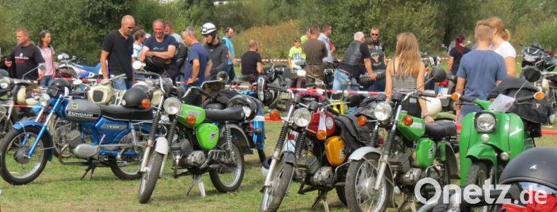 Unter den Oldtimer-Besitzern gab es angeregte "Benzingespräche". Bild: kö