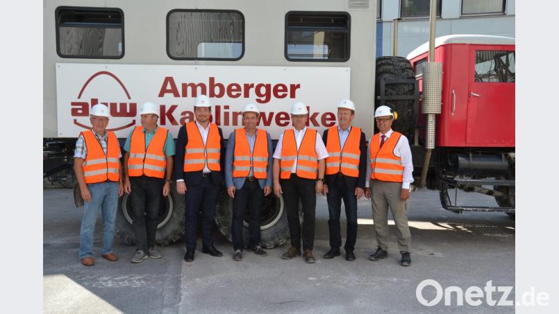 Rudi Wild (von links), Rudolf Bergmann, Bayern-SPD-Generalsekretär Uli Grötsch, SPD-Landtagskandidat Uwe Bergmann sowie AKW-Werksleiter Bernhard Neudecker, SPD-Bezirkstagskandidat Richard Gaßner und Divisionsleiter Ralf Jeffraim vor dem Truck, mit dem sie die Amberger Kaolinwerke besichtigen. Bild: wpt