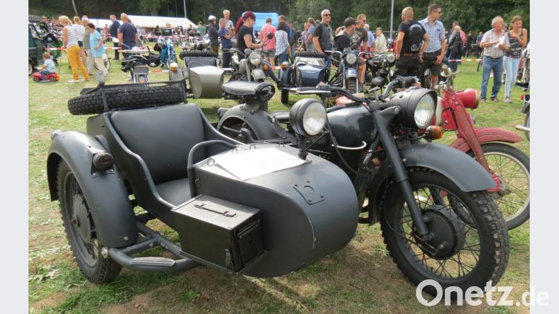 Nicht nur die 50-Kubikzentimeter-Klasse war vertreten. Auch schweres Gerät mit Beiwagen mischte sich unter das Moped-Treffen. Bild: kö