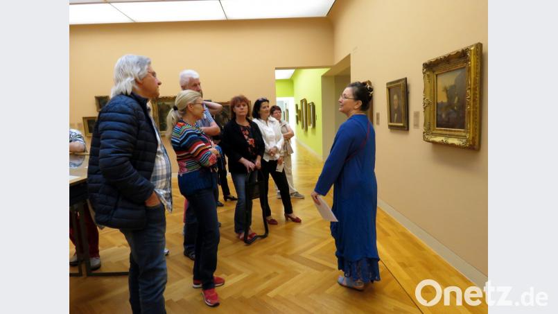 Vor dem Poträt von Carl Spitzweg berichtete die Museumsführerin Waltraud Rambach (rechts) den Tirschenreuthern aus dem Leben des berühmten Malers. Bild: ubb