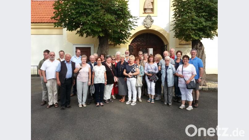 Die Konnersreuther Wallfahrer mit Pfarrseelsorger Pater Benedikt Leitmayr (Zweiter von links) und FU-Vorsitzender Christa Wölfl (Zweite von rechts). Bild: jr