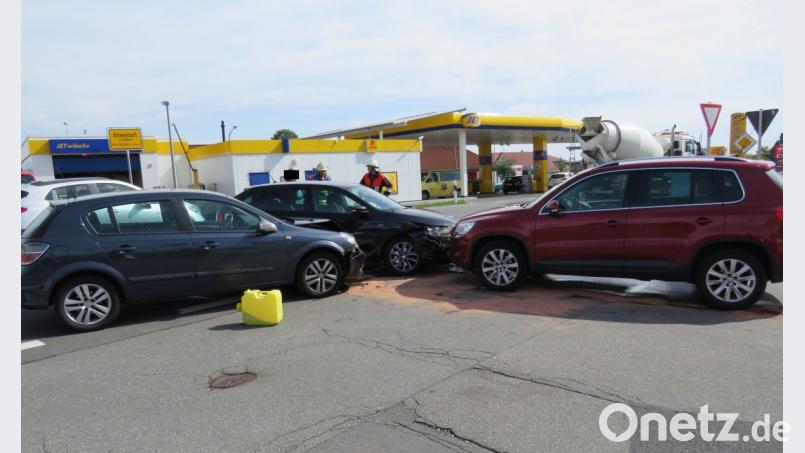 Bei dem Unfall bei Altenstadt werden drei Autos beschädigt. Die Polizei berichtet von einer leicht verletzten Person. Bild: adj