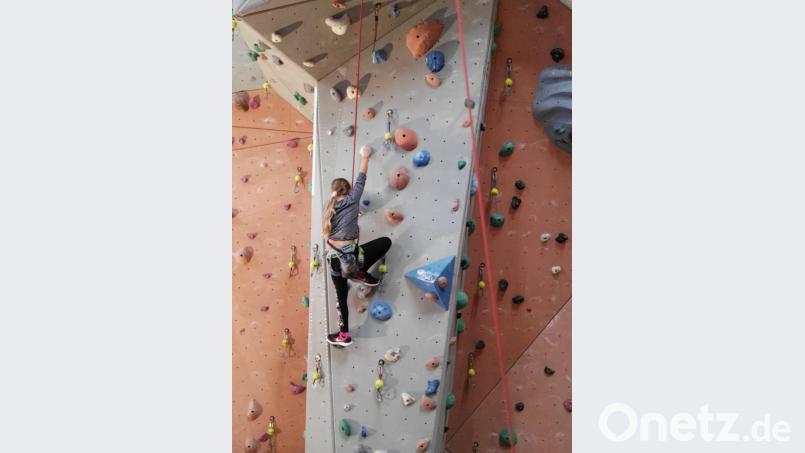 Die Kletterwand in Wunsiedel stellt die Kinder aus Eschenbach und Kirchenthumbach vor neue Herausforderungen. Bild: exb
