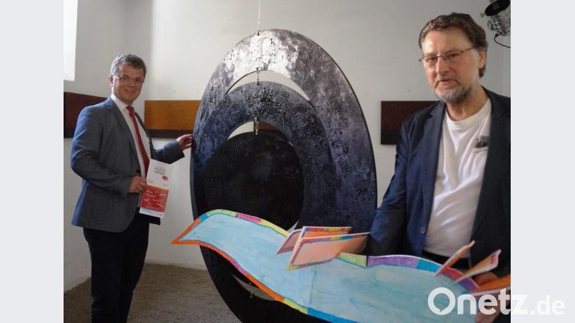 Der stellvertretende Vorsitzende des Kunstvereins Karl Stumpfi stellte im Beisein von Bürgermeister Martin Birner (links) das Programm für die Ahoj-18-Ausstellung vor. Hunderte von gebastelten Tauben werden bei der Vernissage im Burghof installiert. Bild: weu