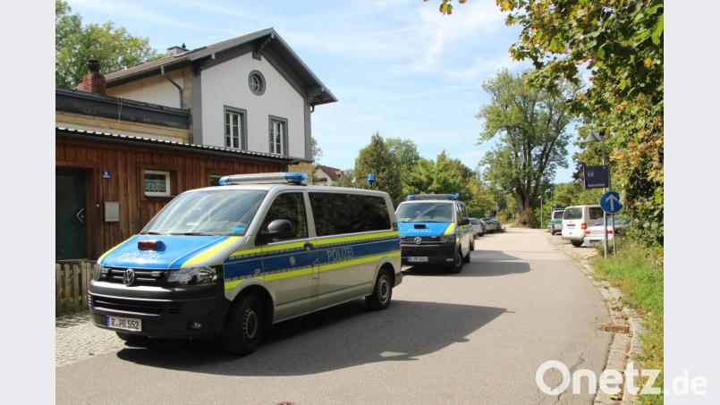 Die Polizei umstellte den Bahnhof Etterzhausen. Bild: Alexander Auer