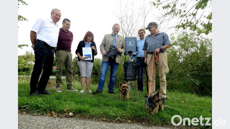 Am Volksfestplatz befindet sich eine von 18 Hundetoiletten. Oberbürgermeister Andreas Feller und seine städtischen Mitarbeiter trafen bei der Inspektion auf einen Hundehalter. Bild: Hirsch