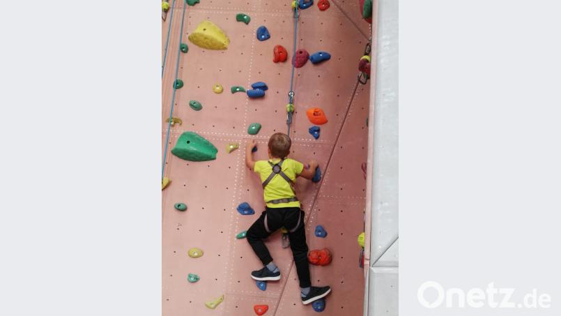 Die Kletterwand in Wunsiedel stellt die Kinder aus Eschenbach und Kirchenthumbach vor neue Herausforderungen. Bild: exb