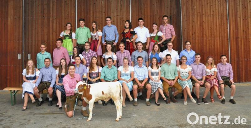 In feschen Dirndl und Lederhosen stehen die Kirwapaare mit dem Kälbchen Sam bei der 40. Auflage der Iberinger Kirwa im Mittelpunkt des Geschehens. Bild: ibj