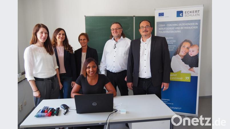 Tanisha Jahn, Teilnehmerin am Alleinerziehenden-Projekt CEBrA (sitzend) hat viele Helfer, damit sie einen Ausbidungsabschluss schafft. Mit dabei (stehend von links) Anja Jobst von den Eckert-Schulen Weiden, Beauftragte für Chancengleichheit Christina Schönberger vom Jobcenter Weiden-Neustadt, Michaela Reiß vom Arbeitgeberservice der Arbeitsagentur Weiden, Standortleiter Rainer Kern von den Eckert-Schulen Weiden und Klassenleiter Alexander Scharl. Bild: Bühner