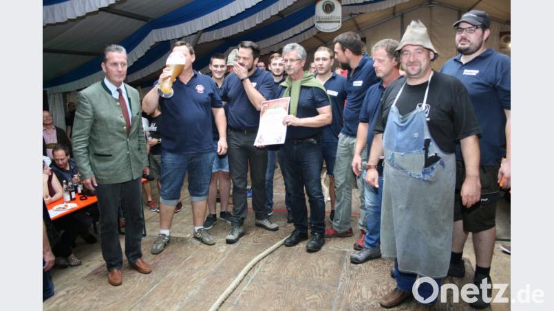 Eberhard Freiherr von Gemmingen-Hornberg (links) und Bürgermeister Wolfgang Braun (Mitte) sowie Moderator Lucky (Zweiter von rechts) gratulieren den Siegern. Bild: roh