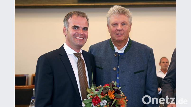 Münchens Oberbürgermeister Dieter Reiter (rechts) gratuliert Christoph Frey nach dessen Wahl zum neuen Stadtkämmerer mit Blumen. Bild: Landeshauptstadt München