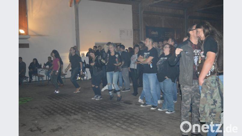 Spätenstens beim Auftritt des Headliners kamen die zahlreichen Gäste nach vorne und ließen sich mitreißen. Bild: bej