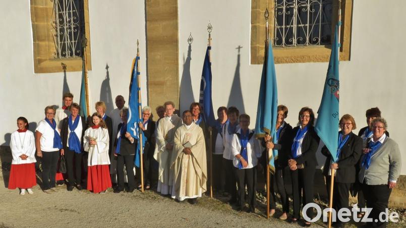 Am Tag der Frauen stellen sich Pfarrer Christian Schulz und Pfarrvikar Hruday Kumar Madanu (Mitte) mit den Fahnenabordnungen der Frauenbund-Zweigvereine an der Bergkirche auf. Bild: rha