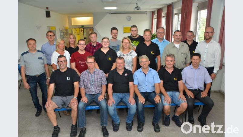 In der ersten Reihe sitzen die Jubilare, die seit 30 Jahren im Betrieb sind. Werkleiter Mario Wild (rechts) und Betriebsratsvorsitzender Markus Baierl (sitzend, rechts) gratulieren den Geehrten und heben das gute Betriebsklima hervor. &quot;Die Menschen sind die Seele des Betriebs.&quot; Bild: dob