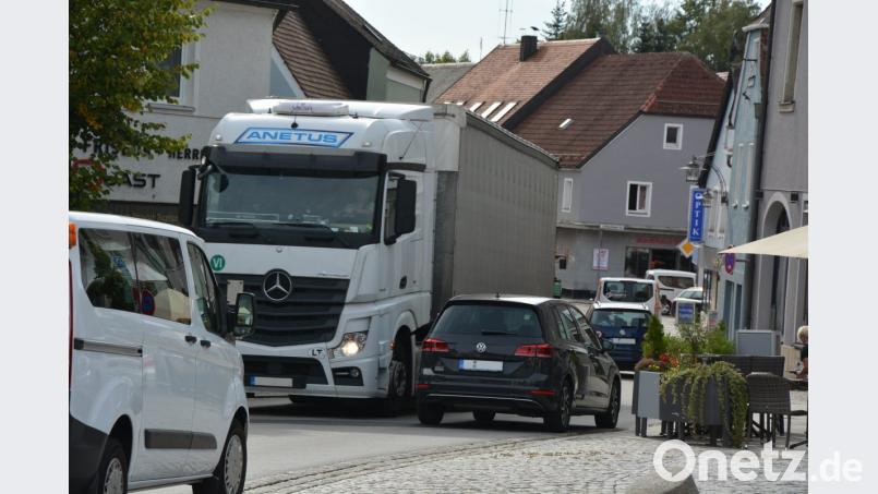Gerade zu Stoßzeiten kommt es immer wieder zu Stauungen in der Innenstadt. Behinderungen gibt es vor allem, wenn Lastwagen die Engstelle zwischen dem Unteren Markt und der Vorstadt passieren. Bild: jr
