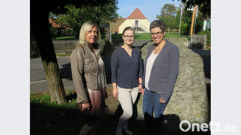 Rektorin Christiane Böhm (links) begrüßt Christine Dötsch und Anna Hofmann (von rechts) an der Schule. Bild: jzk