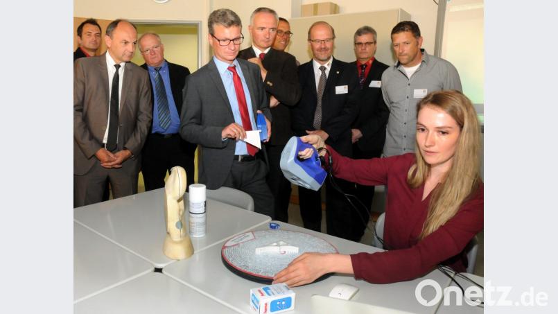 Kultusminister Bernd Sibler (vorne) lässt sich zeigen, wie ein Projektionsscanner ein Bauteil vermisst. Innerhalb von Sekunden landen die Daten auf dem Rechner. Bild: Stephan Huber
