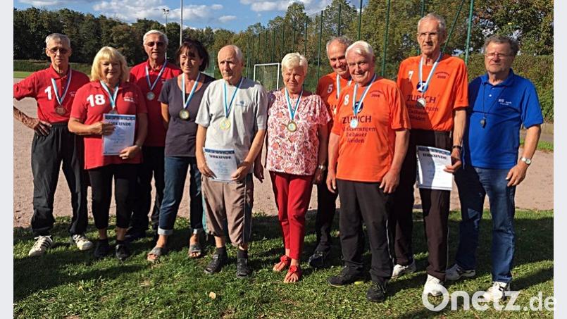 Die Sieger in Petanque Triplette (von links) der Drittplatzierte Neumarkt, der Sieger Mindelheim 1 und Weiden 1 als Vizemeister. Rechts ist Josef Pohl aus Flossenbürg. Bild: R. Kreuzer