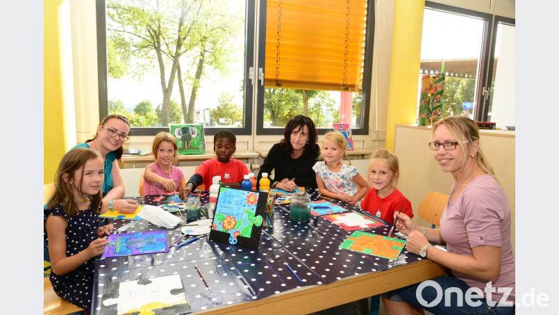 Susanne Seckel (links) leitet die Mittagsbetreuung in der Grundschule Parkstein. Dort sorgen auch kreative Spiel- und Bastelangebote für Kurzweil. So gehört Malen mit zum Programm, wie auch Bürgermeisterin Tanja Schiffmann, selbst mit dem Malstift in der Hand, feststellt. Bild: bey