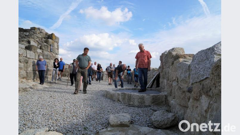 Beim Tag des offenen Denkmals besuchen 80 Interessierte die fertig sanierte Burgruine Liebenstein. Bild: exb