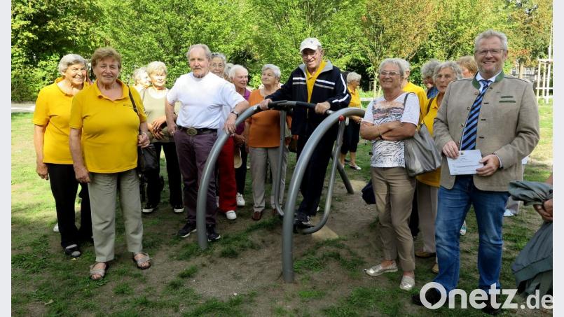 Seit 15 Jahren treffen sich die Senioren zur Gymnastik im Elisabethenheim. Zum Auftakt turnten sie an den Geräten im Stadtpark. Allen voran Franz Sichler auf dem Stepper. Bild: Hirsch