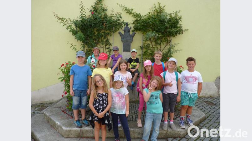 13 Kinder nahmen am Ferienprogramm, das der OWV Bärnau gestaltete, teil. Bei der Tour durch die Altstadt gab es viel zu entdecken. Auch Kaiser-Ludwig-Brunnen markiert einen besonderen Punkt der Stadtgeschichte. König Ludwig der Bayer hält nämlich das Dokument der Stadterhebung in der Hand. Bild: exb
