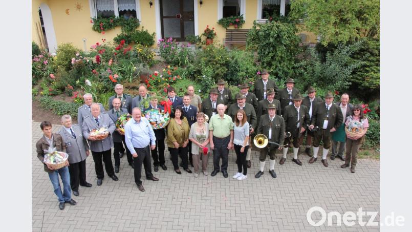 Josef Richtmann (vorne Mitte, grünes Hemd) feiert im Kreise seiner Familie (links neben ihm seine Frau Elfriede) und vieler Vereine, seinen 80.Geburtstag im „Adamhof“ in Hardeck. Bild: kro