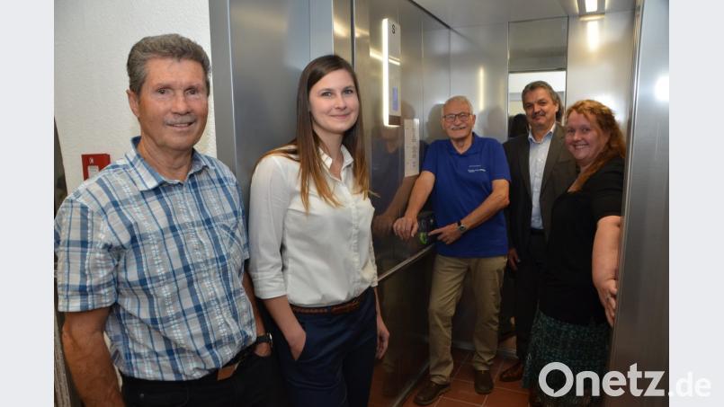 VdK-Kreisvorsitzender Josef Rewitzer und die neue Kreisgeschäftsführerin Sarah Kellner (von links) sowie die Sozialberaterin Waltraud Balk (rechts) sind vom neu eingebauten Aufzug im Rathaus begeistert. VdK-Ortsvorsitzender Erich Völkl (Mitte) gab dazu im Jahr 2014 den Anstoß mit einem Antrag. Bürgermeister Andreas Wutzlhofer (Zweiter von rechts) ist froh, dass der Umbau im Rathaus dem Ende entgegengeht. Bild: dob