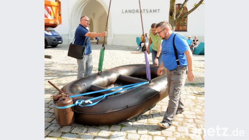 Lieferung frei Ecke Schiffgasse/Zeughausstraße vor dem Landratsamt: Am Donnerstag vergangener Woche platzieren (von links) Luftkünstler Wilhelm Koch, Kulturamtsleiter Reiner Volkert und der Schweizer Bildhauer Jean-Marc Gaillard dessen Werk „Gummiboot“. Schon da stößt die Skulptur auf das Interesse neugieriger Passanten. Bild: Huber, Stephan [Stephan Huber]