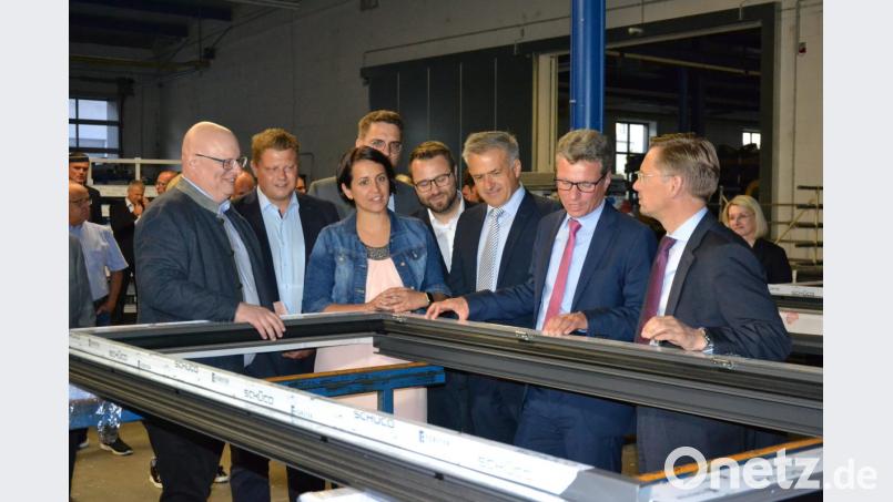 Minister Bernd Sibler schaut sich bei Metallbau Forster um. Bild: as