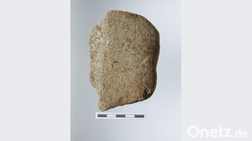 Der zerbrochene granitene Klopfstein vom Gürnitzrangen. Bild: exb