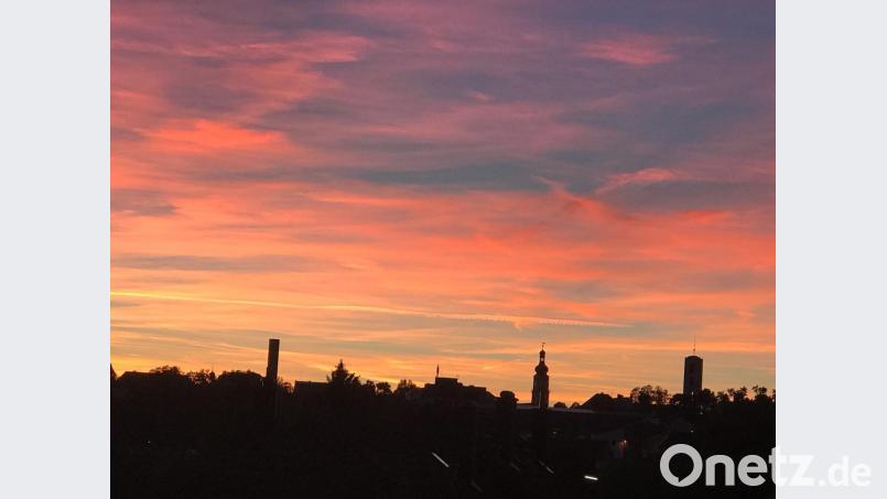 In Gelb, Rot und Violett leuchtet der Himmel über Sulzbach-Rosenberg. Bild:  Andreas Ullmann