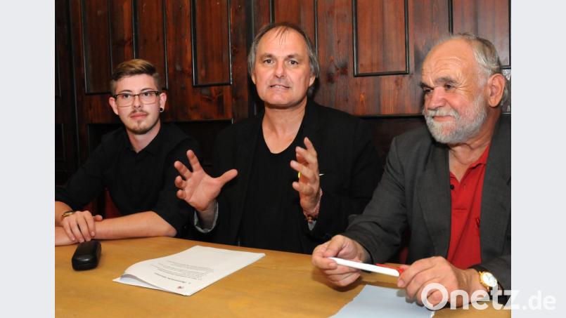 Eine grundlegende Veränderung in der Wirtschafts- und Gesellschaftspolitik fordern der Landtags-Direktkandidat der Linken, Wolfgang Berndt (rechts), der ehemalige Bundestagsabgeordnete Uwe Hiksch (Mitte) und der Spitzenkandidat in der Oberpfalz, Marius Brey (links). Bild: Stephan Huber