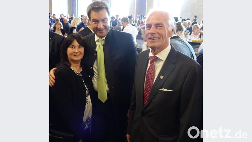 Beim Empfang gab es auch ein Treffen des stellvertretenden Landrats Arnold Kimmerl und Bürgermeisterin Birgit Höcherl mit Ministerpräsident Markus Söder. Bild: mmj