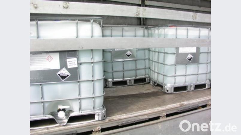 20 solcher Säure-Container hatte der Lastwagen aufgeladen - ungesichert. Bild: VPI Weiden