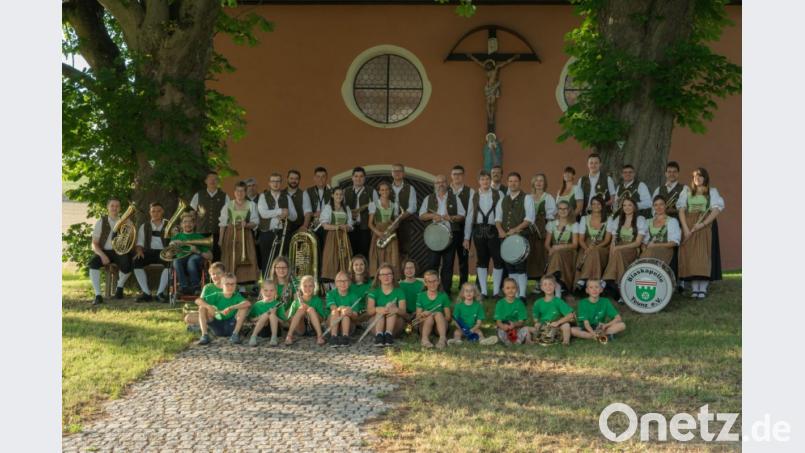Die Blaskapelle Teunz freut sich auf ihr Jubiläumsfest am 22./23. September. Auch die Bläserklasse (mit T-Shirts) feiert mit. Bild: Ostermeier