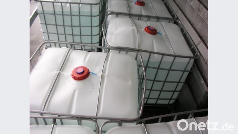 20 solcher Säure-Container hatte der Laster aufgeladen - ungesichert. Bild: VPI Weiden